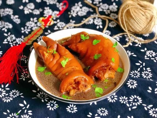 给猪蹄去腥,有人用姜有人用料酒,告诉你正确方法,做完太香了