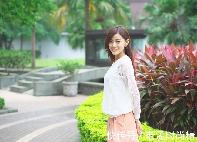 透视|粉色超短裤搭配白色雪纺上衣,甜美感十足