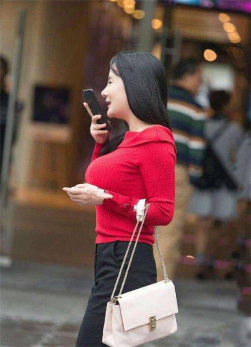 街拍小姐姐绿色的燕尾连衣裙,时尚清新有活力,笑容甜美可爱