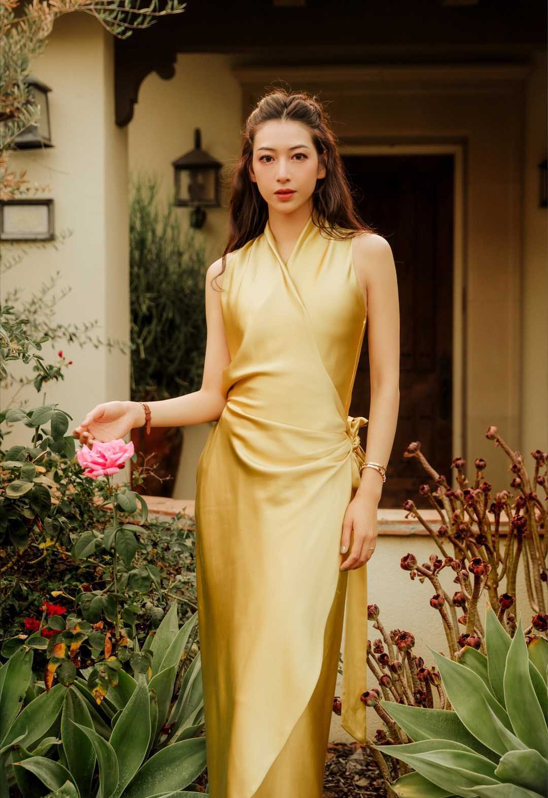 被“温雅”气质给惊艳到了!身穿一袭红色吊带连衣裙,高级洋气