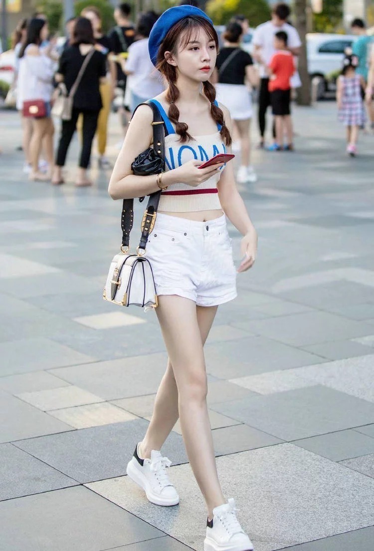 街拍:小姐姐亭亭玉立的大长腿,又长又直,令人羡慕