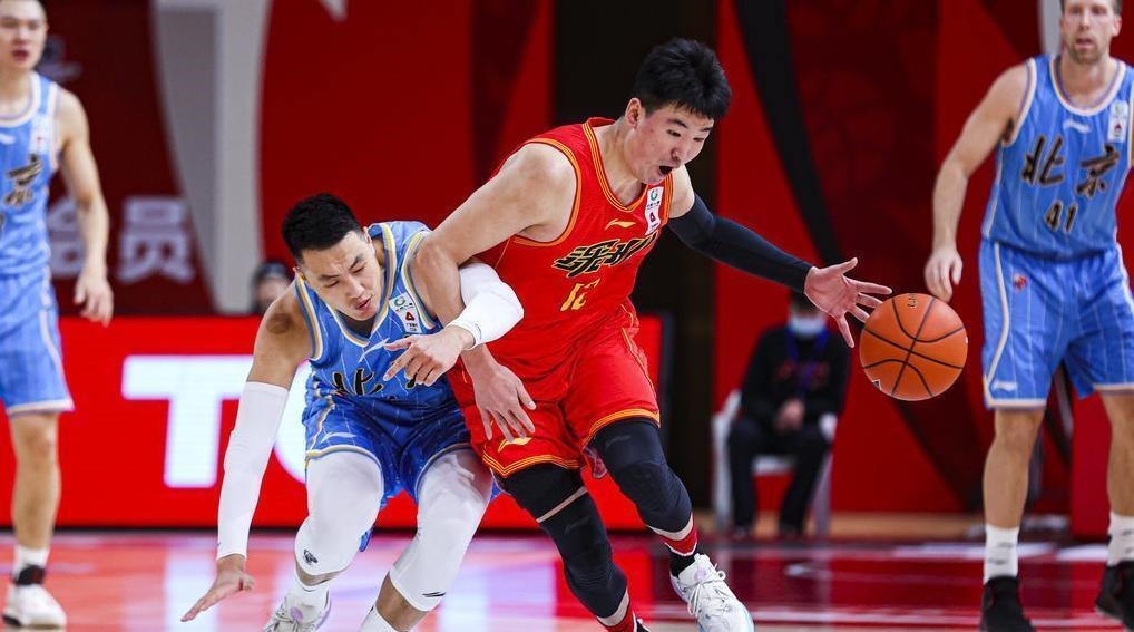 法尔|到底能长多高篮坛新星身高已与NBA第一巨人持平,姚明该乐了
