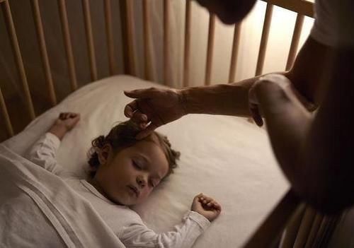 爸爸带娃睡觉,娃却“丢了”,找到娃的一瞬间,宝妈脸都绿了