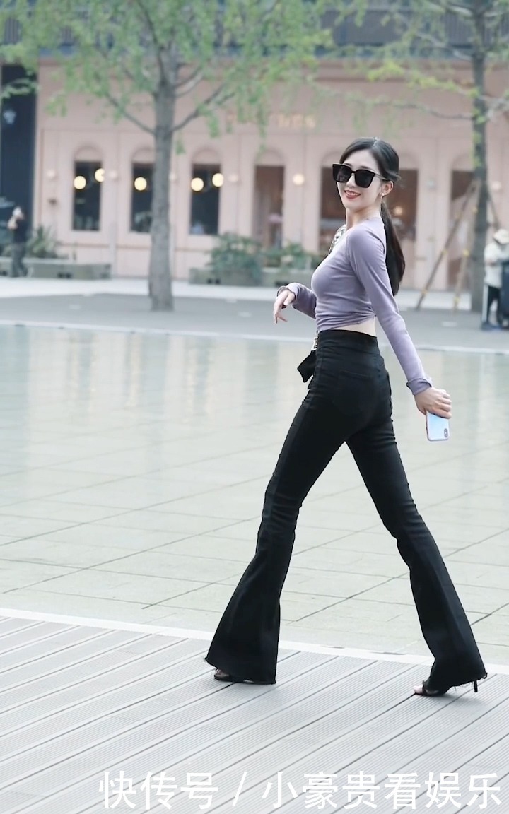 人到中年怎么穿？喇叭裤加长袖T恤，打造精致女王范