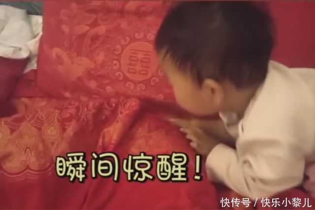 掀开|姐姐耐心哄小妹睡觉，宝妈掀开被子后愣住，网友：这是拍了个空气