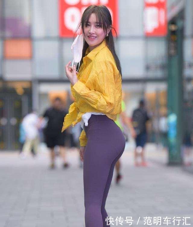 健美裤 深蓝色牛仔打底裤搭银色单鞋,穿出潮流的街头风,有女性的俏皮感