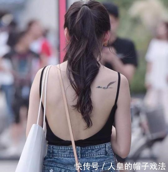 吊带 紧身吊带搭配高腰短裤，简约而不简单，运动鞋也能穿出大长腿！