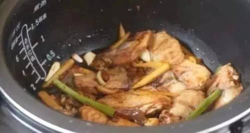 婆婆把3斤鸡翅放进电饭锅，不加水，不加油，出锅后全家都流口水
