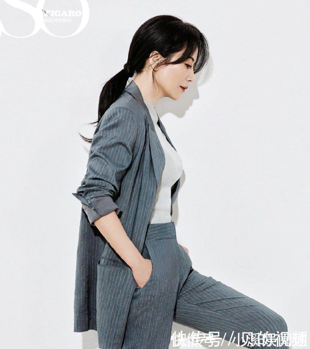 丸子头 50多岁的女人留什么发型美?齐肩短发清爽又时尚,披肩发也可以