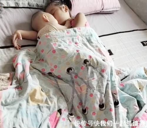睡着|以为姐姐和弟弟睡着了,妈妈掀开被子看到这画面,瞬间心都暖化了