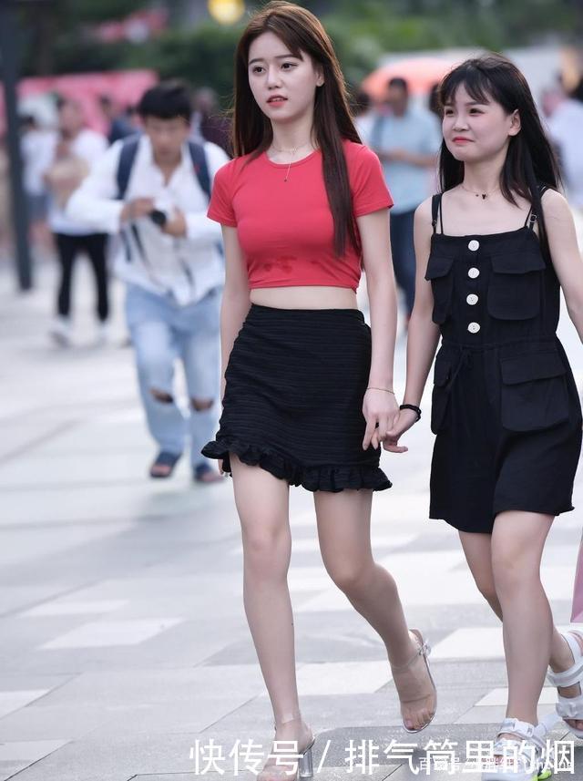 红色上衣搭配黑色短裙,一股清纯的气息扑面而来!