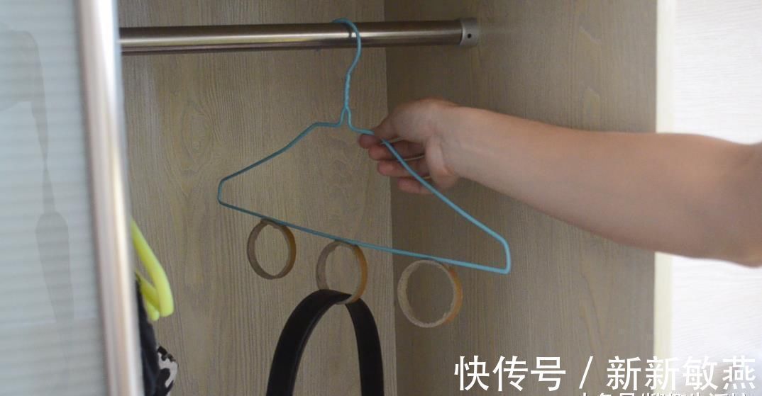 纸筒粘在旧衣架上面, 很多人不知道有啥用, 看完你会感谢我的