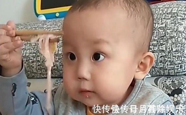 面条|才1岁,用筷子熟练吃面条,孩子走红网络, 网友 就服你!