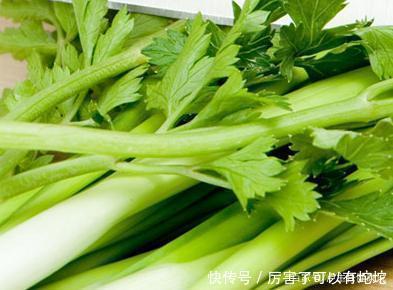 皮肤科医生:想美白的人,两种食物尽量少吃,以免黑素赖着不走