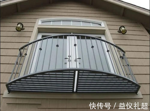 窗户|国外楼房真奇特,没阳台竟把窗户做成落地的,外面装护栏也是个招