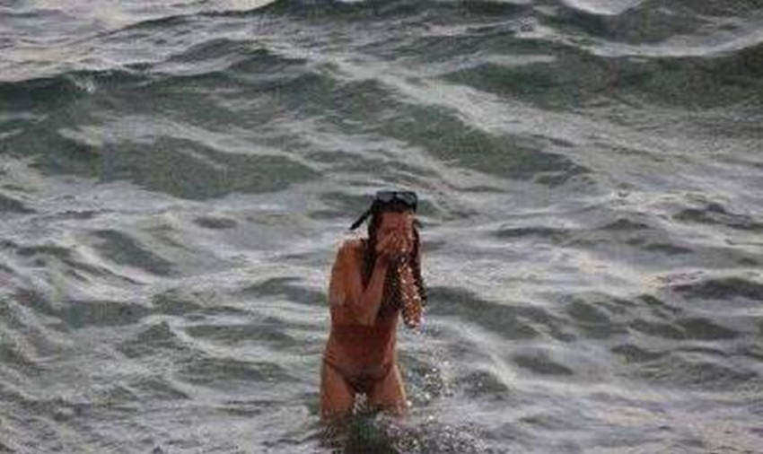 妈妈|海里游个泳就把娃生了,这位妈妈让网友感叹,水中分娩可以很美好