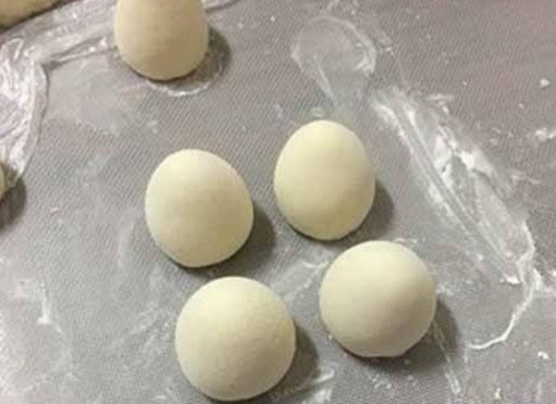 妙招|蒸馒头用冷水还是热水教你一妙招，馒头又白又松软还不塌皮！