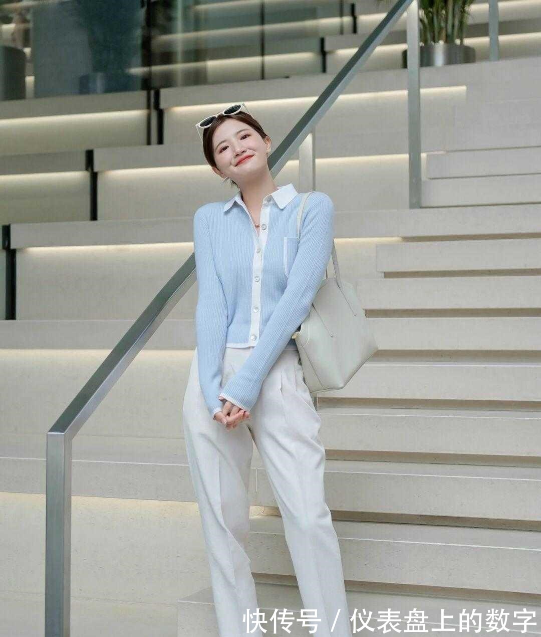 针织上衣 这才是30+女人该有的打扮针织上衣搭配牛仔喇叭裤,时髦又舒适