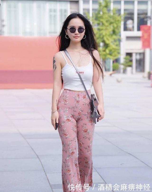 搭配 穿“涤纶”瑜伽裤的美女,个性又不失雅致,好看时尚 (2)!