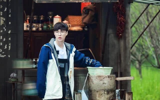 辟谣 《向往的生活》中张艺兴和杨紫在认真地辟谣,大家在认真地磕着CP