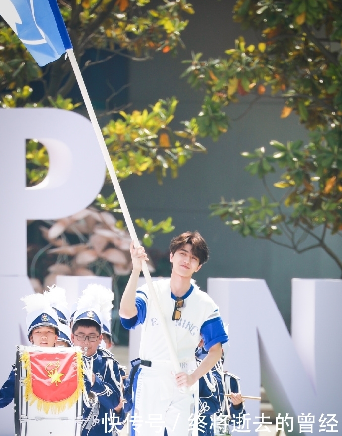 蔡徐坤今日《奔跑吧》路透来袭 运动会上的小小扛旗手甜度爆表可爱炸裂!