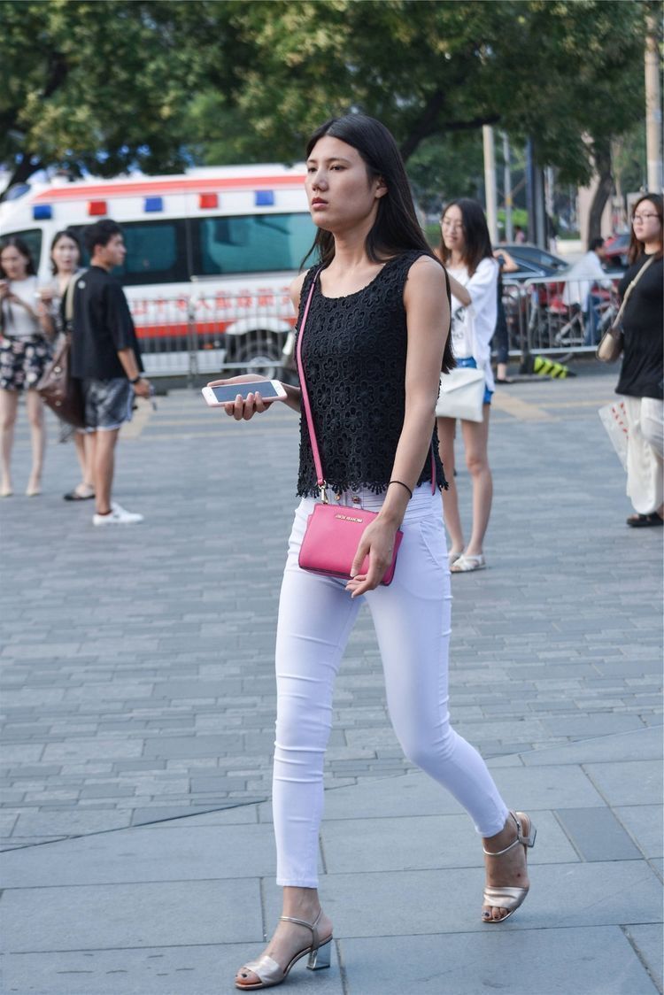 风情|街拍:拥有修长美腿,释放修身牛仔裤的风情!