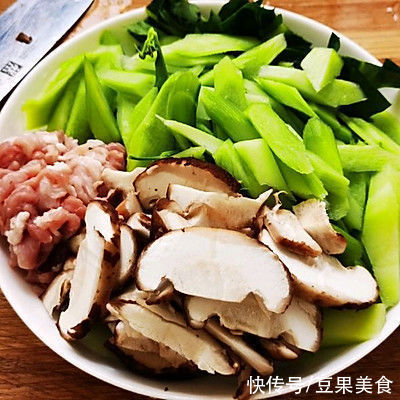 冬天的的味道，芥兰香菇炒肉丝不用烤箱照样能做