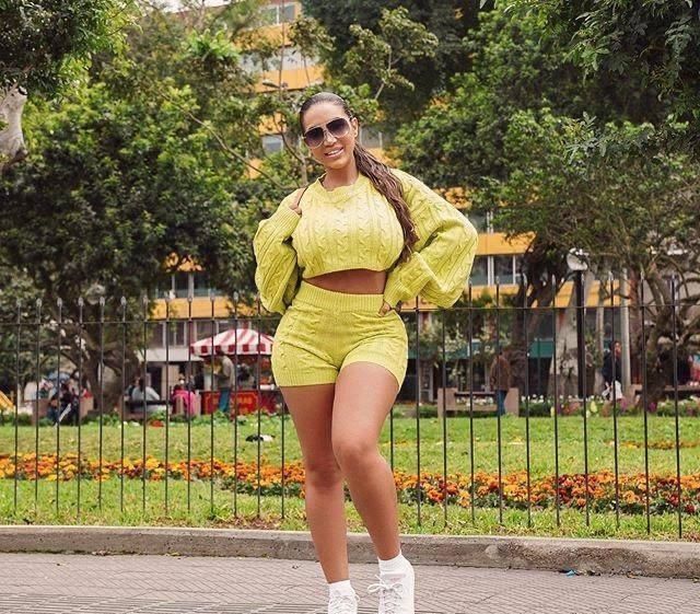 身材|女子体重高达200斤，靠健身塑造饱满厚实曲线，硬是练出小蛮腰