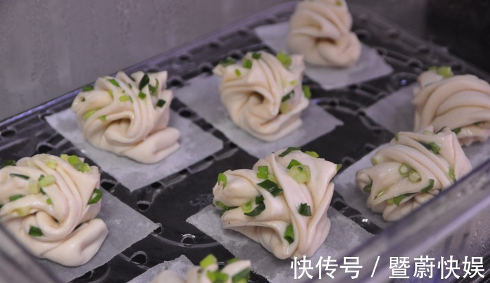 柔软|春天，花10分钟做一笼葱花卷，咸香柔软，好看又好吃
