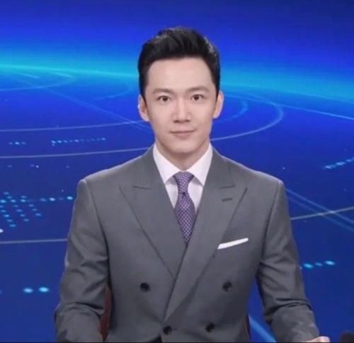 央视春晚新主持张韬帅气，高颜值神似黄晓明，与董卿康辉相处融洽