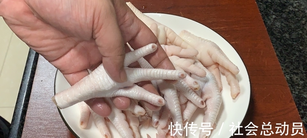 牙签|鸡爪去骨原来这么简单，一根牙签就搞定了，做无骨凤爪更入味