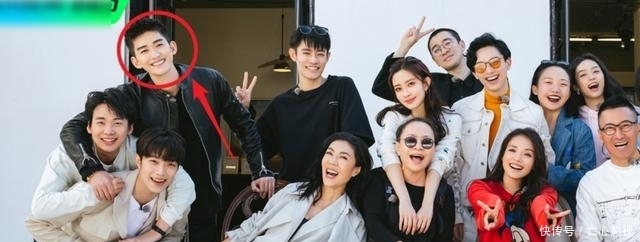 大合照|《桃花坞》第一张大合照上线,张翰站在旁边,只有四个人有座位