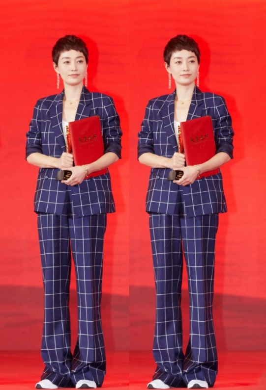 马伊琍|马伊琍才是辣妈圈顶流，穿黑色皮衣搭配紧身裤，高级时髦又个性