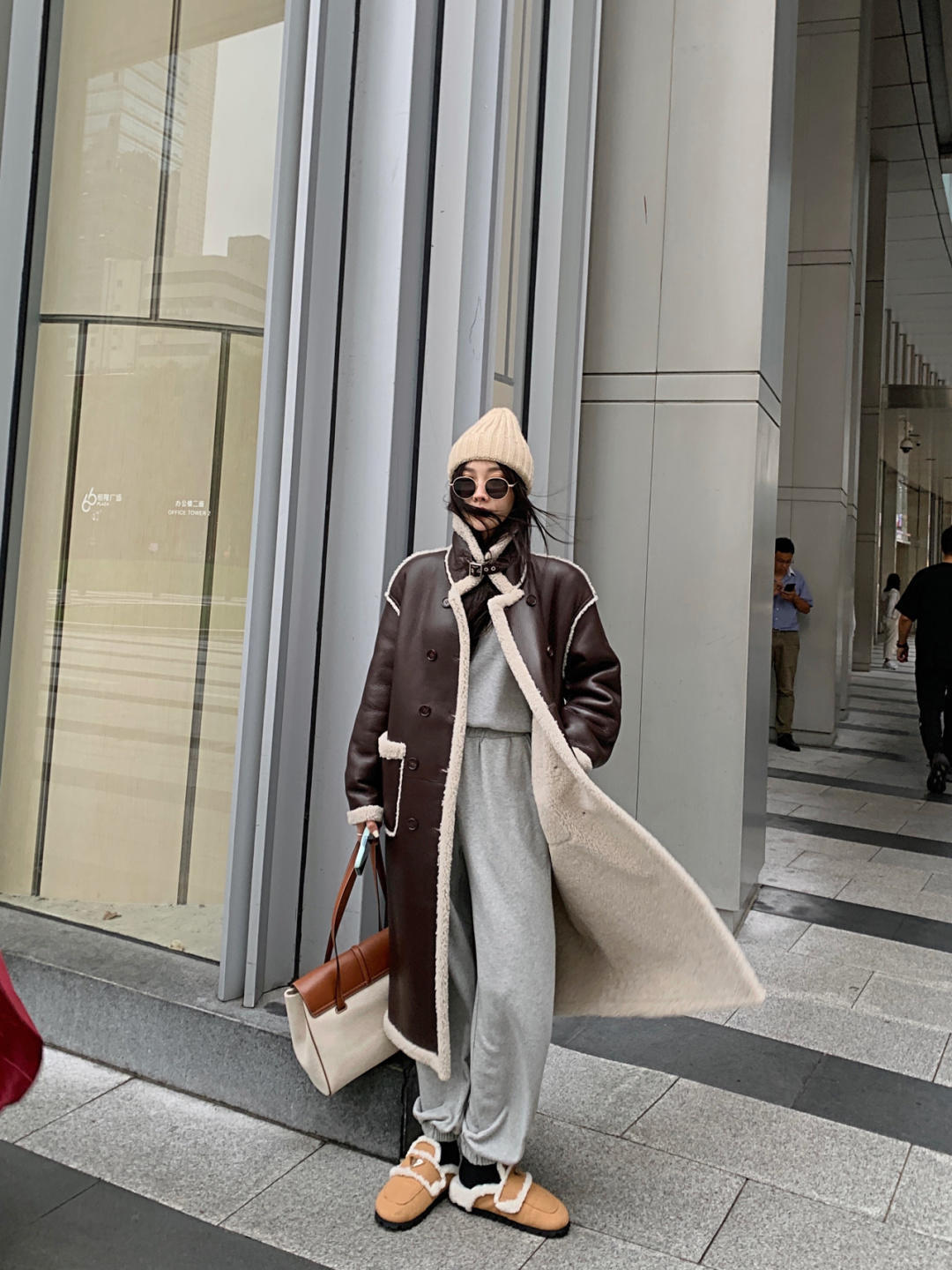 质地 “皮毛一体外套”又火了,这几种搭配保暖又帅气,普通人也能驾驭