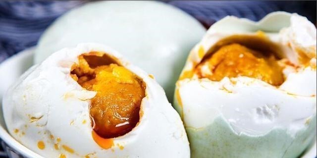 腌咸鸡蛋,只放盐就大错特错多加这2步,7天就能吃,起沙又流油