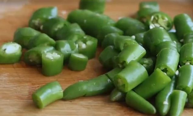 辣椒炒鸡蛋新做法,不用炒不用腌,上桌就被抢光光