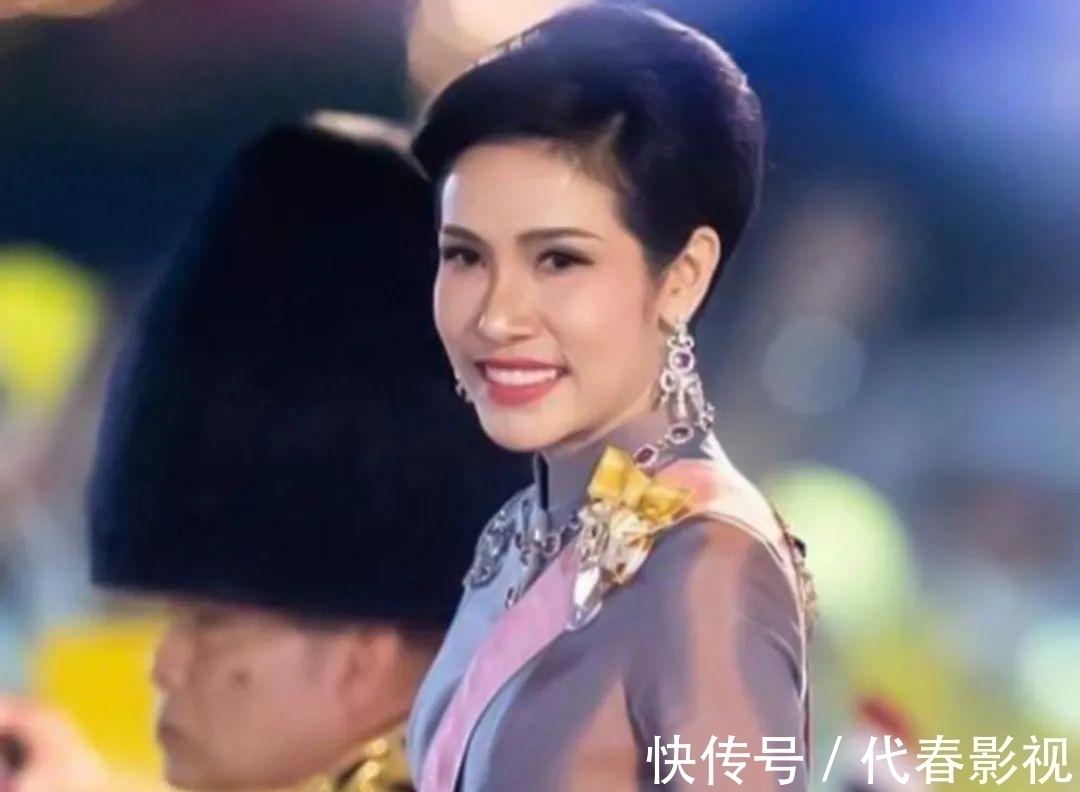 诗妮娜$王室发布最新的御画像,显示泰王与王后非常般配,苏提达暗自窃喜