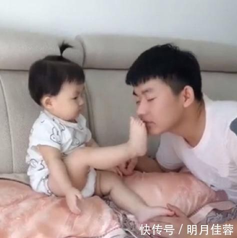 宝爸|女儿抬脚给爸爸闻,宝爸立刻假装被熏倒,宝宝之后的举动笑翻网友