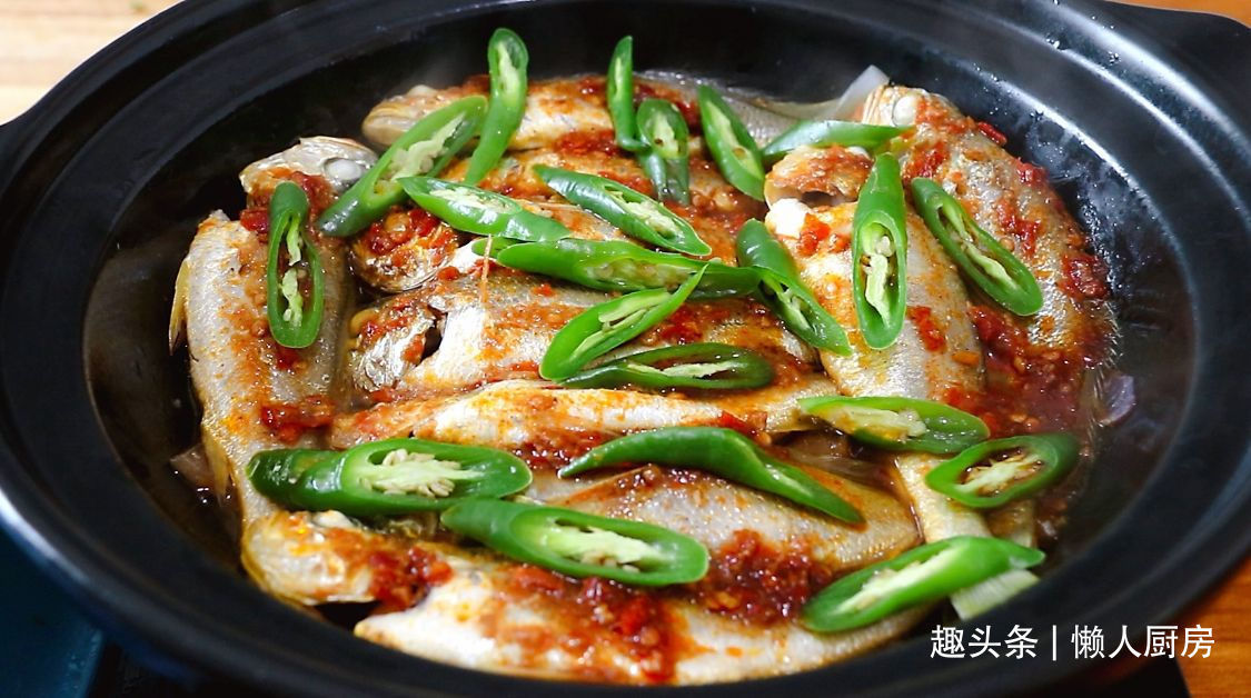 炖煮|这鱼我家隔天吃一次,锅底放这些,不加水炖煮,鱼肉鲜嫩