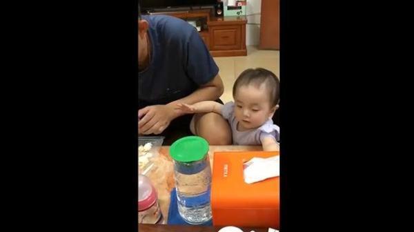 场面|宝妈把孩子交给舅舅，看舅舅带娃的场面，萌娃：我没有这样的舅舅