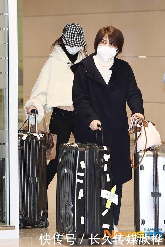 Twice成员mina紧拉着妈妈的手入境 快资讯 Twice成员mina紧拉着妈妈的手入境 快资讯