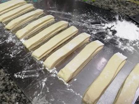 爱吃油条收藏了，教你一招，早上只需几分钟，热腾腾的油条出锅