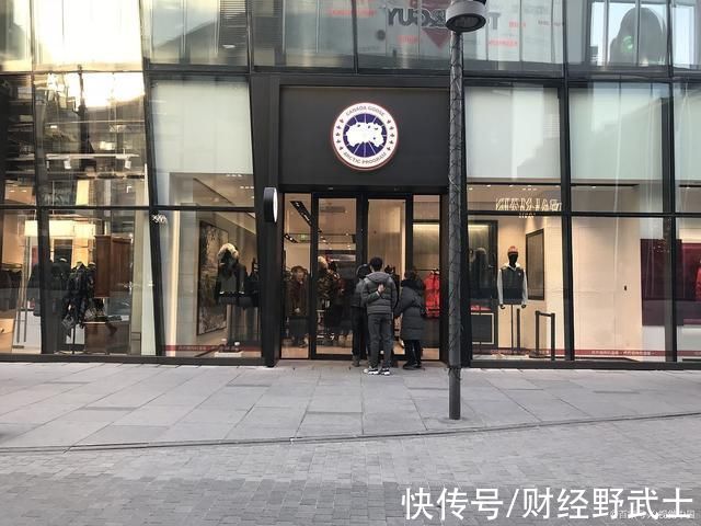 羽绒服界|被指是智商税，衣服一件上万，国人买完不能退，销量仍大涨86%