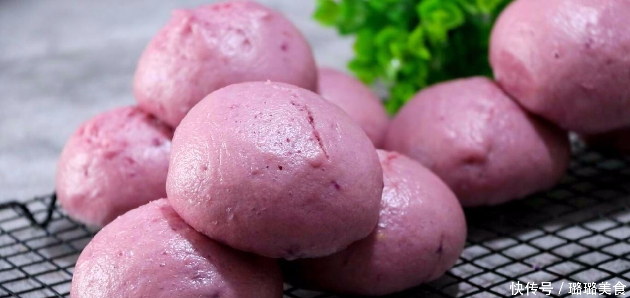 这是面粉的懒人做法,和面不加水,做出的馒头松软不塌,香甜可口