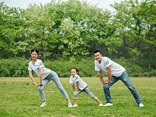 头发|24岁小伙因过度健身，大把头发掉落险些秃头，锻炼莫过度减肥都要有度