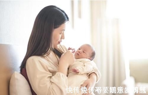 好奇心|三个月大的宝宝边喝母乳,边用手推妈妈,他想表达什么呢?