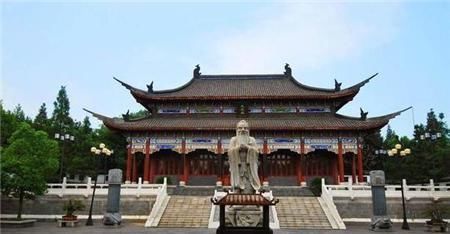 世界最大的家族墓地,坟冢超十万座,两千年来却乌鸦不栖蛇类远避