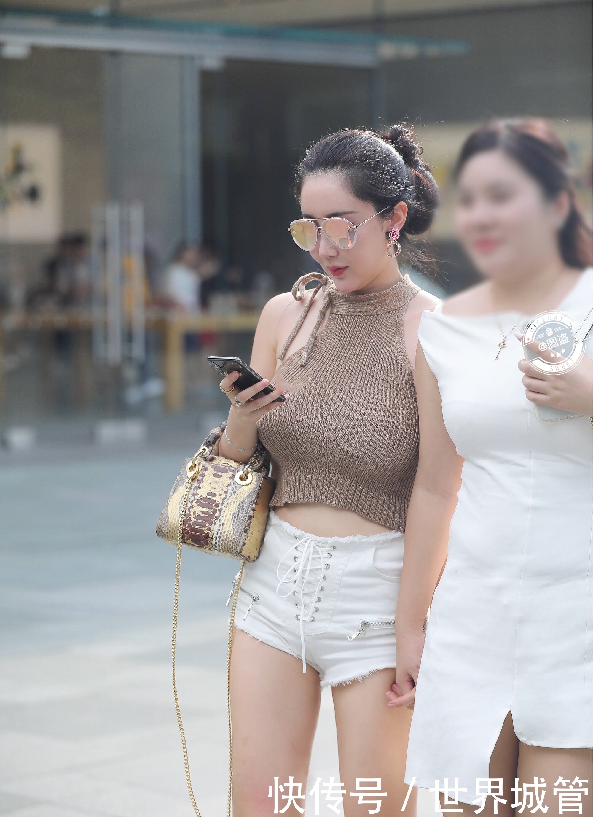 街拍:简单大方的削肩款背心搭配牛仔短裤,显瘦又显身材