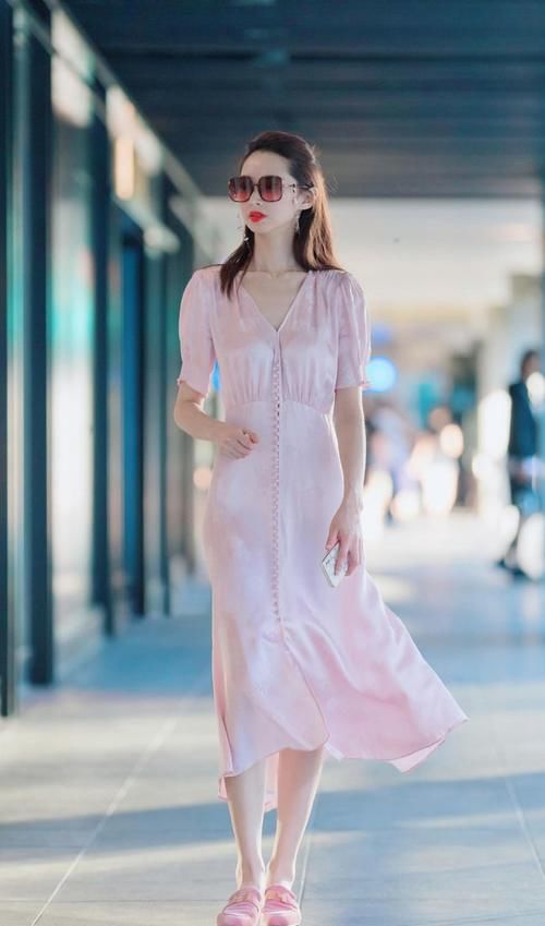 时髦裙子外搭黑白格大衣，展现高挑挺拔的身材