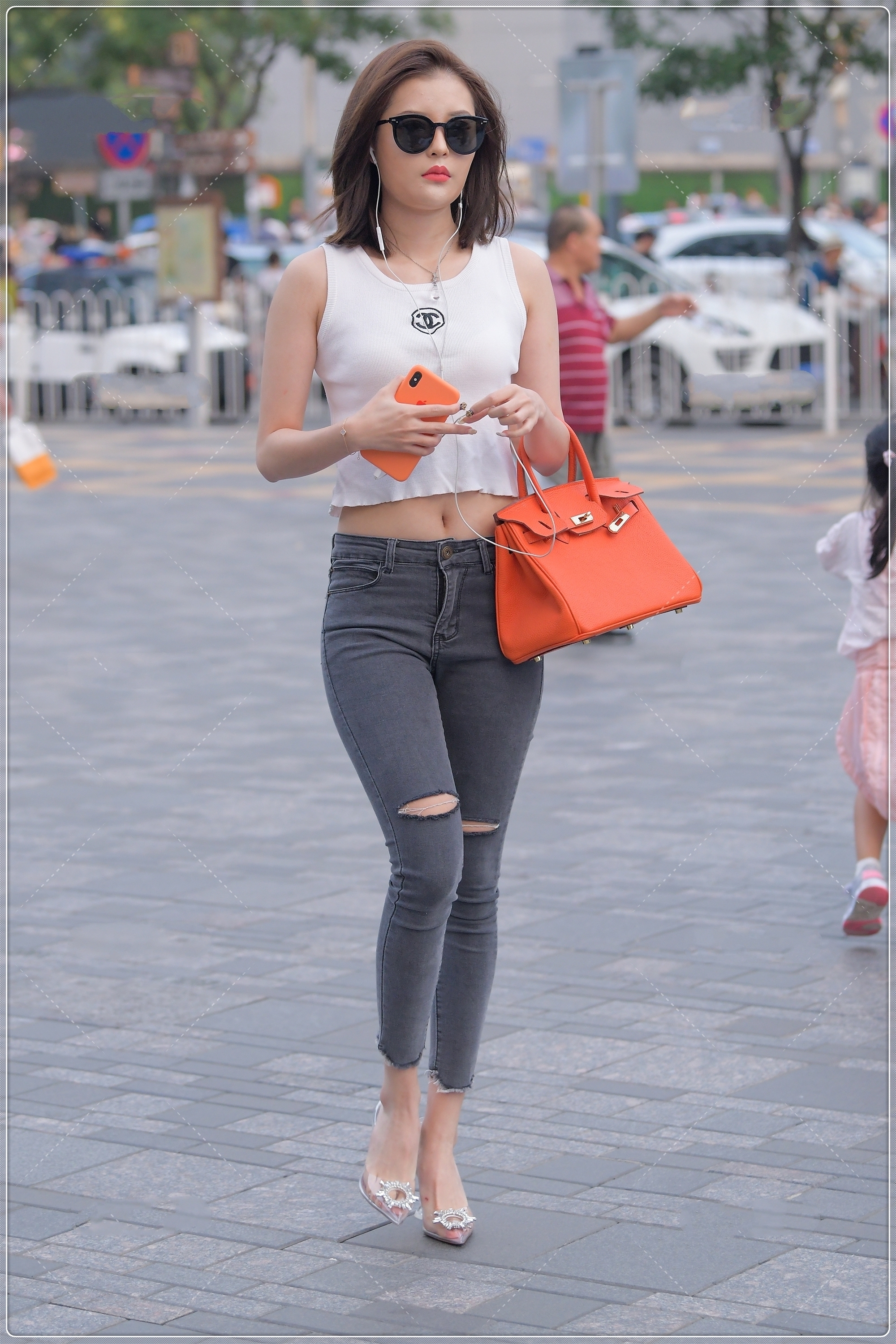 修身牛仔裤 夏季简单的白色背心,搭配露膝牛仔裤很时髦,简约时尚